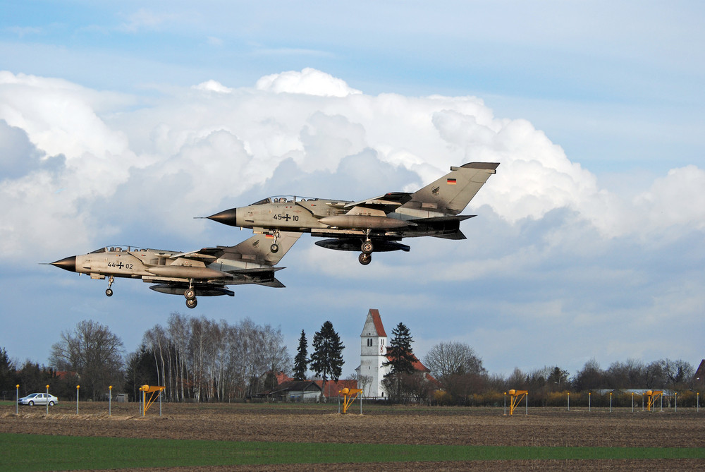 ...noch 2 Tonis (Tornados) beim Landeanflug...