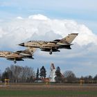 ...noch 2 Tonis (Tornados) beim Landeanflug...