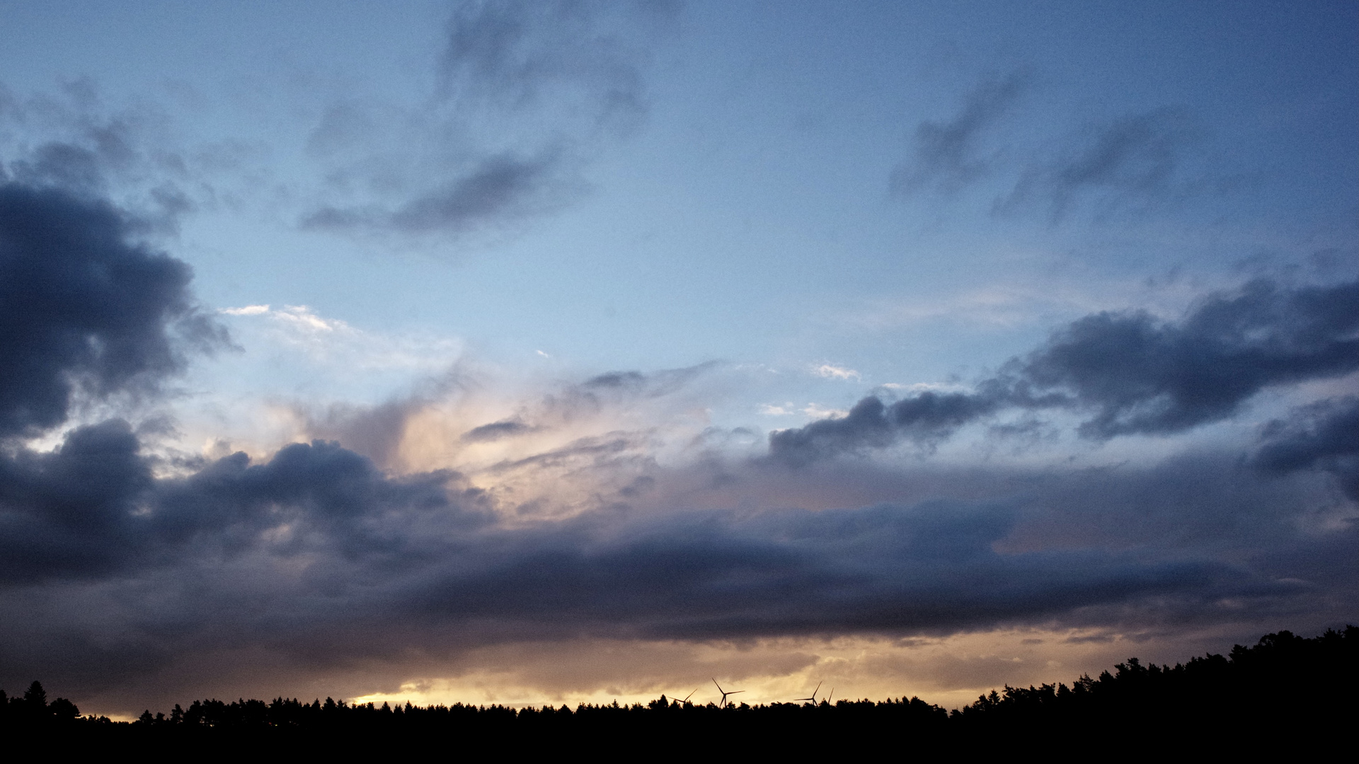 noch am Samstag kurz nach Sonnenaufgang Wolken über der Lüneburger Heide