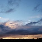 noch am Samstag kurz nach Sonnenaufgang Wolken über der Lüneburger Heide