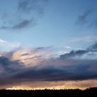 noch am Samstag kurz nach Sonnenaufgang Wolken über der Lüneburger Heide