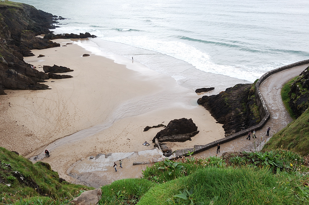 noch am Slea Head, die kleine Bucht linker Hand der Klippen