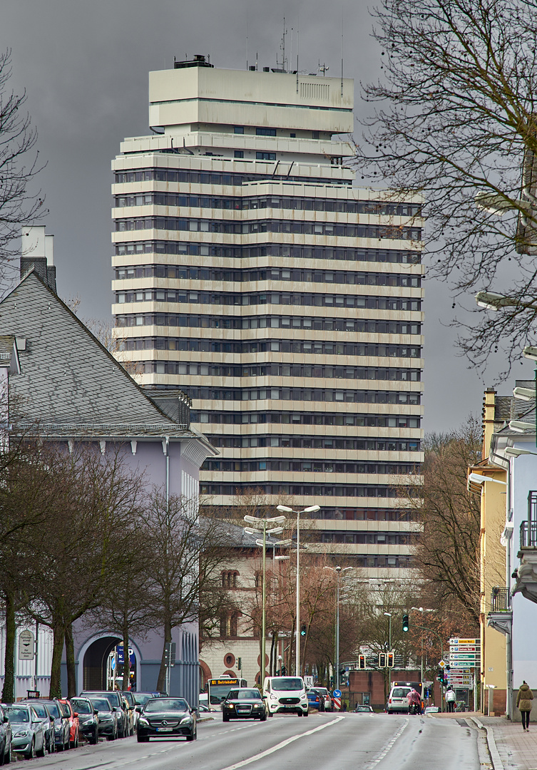 Noch ca. 350 Meter bis zum Rathaus (Zentrum) in Kaiserslautern, das Sturmtief...