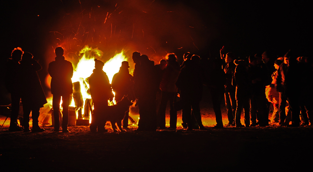 ... noch ein bisschen dichter am Feuer ..