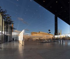 Noch ein Blick durch das Fenster der Nationalgalerie