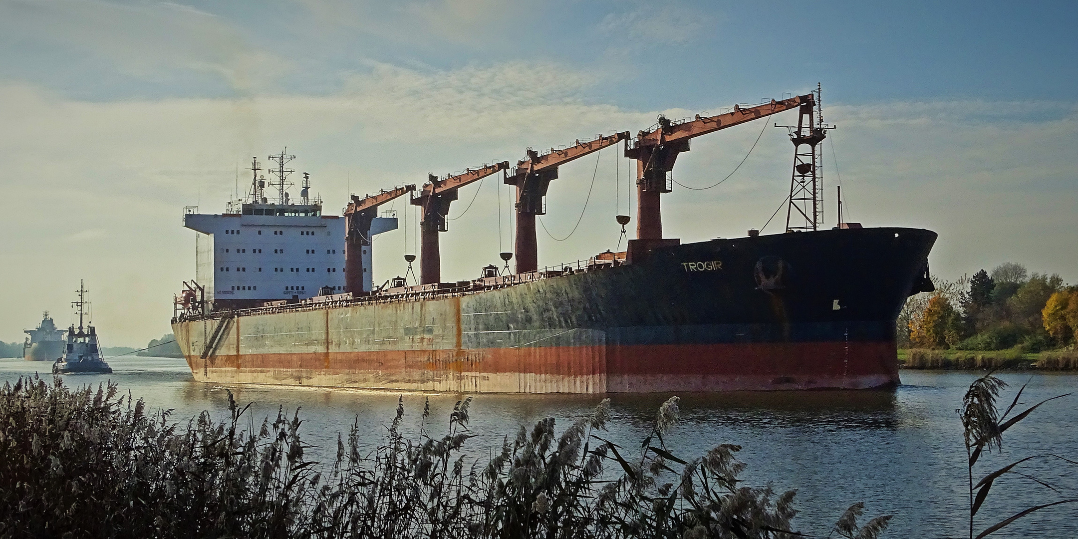 noch ein Bulker im Gegenlicht 