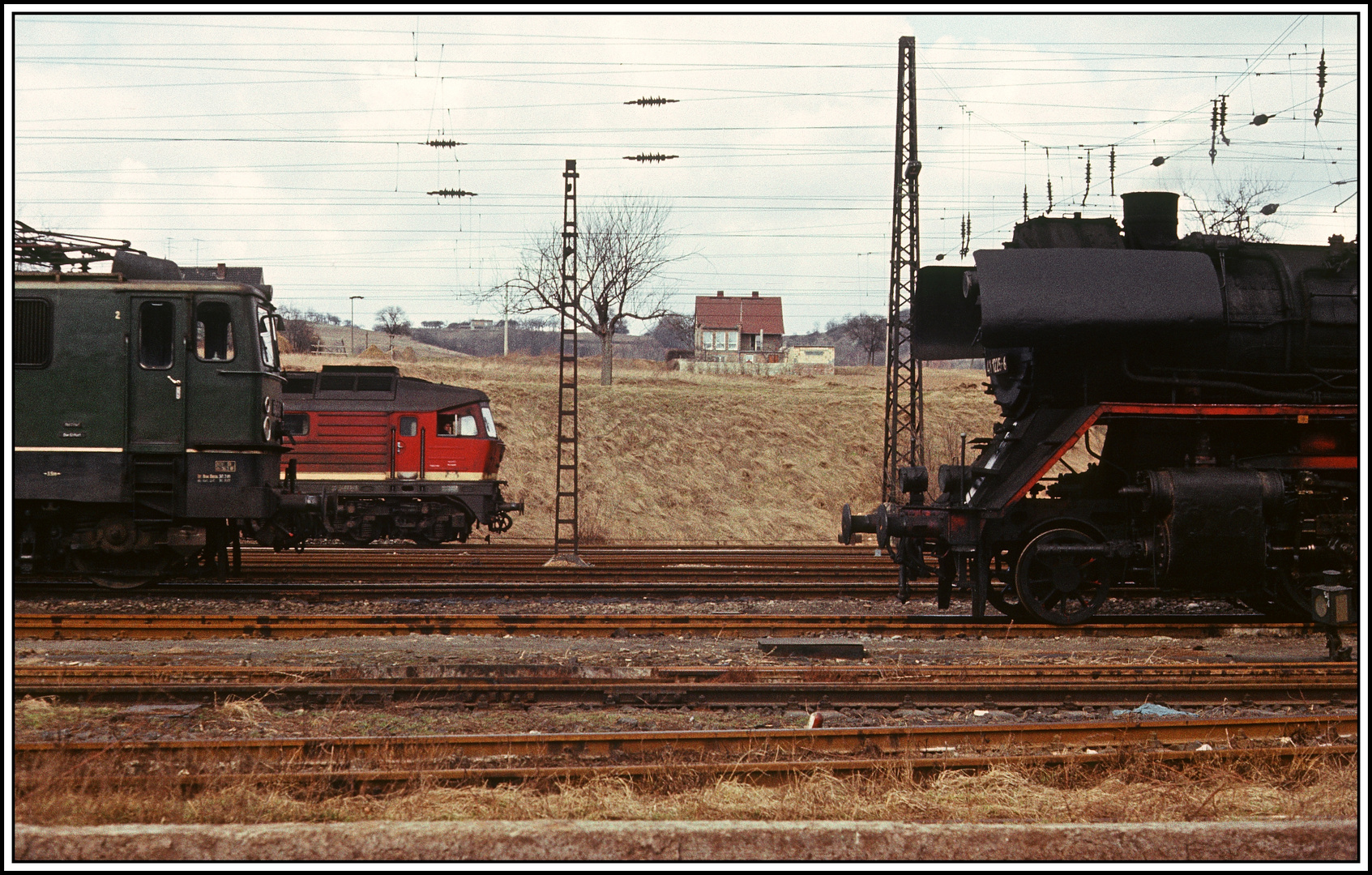 Noch ein Durchblick, diesmal mit Dampf, E- Lok, und Diesel inspiriert .....