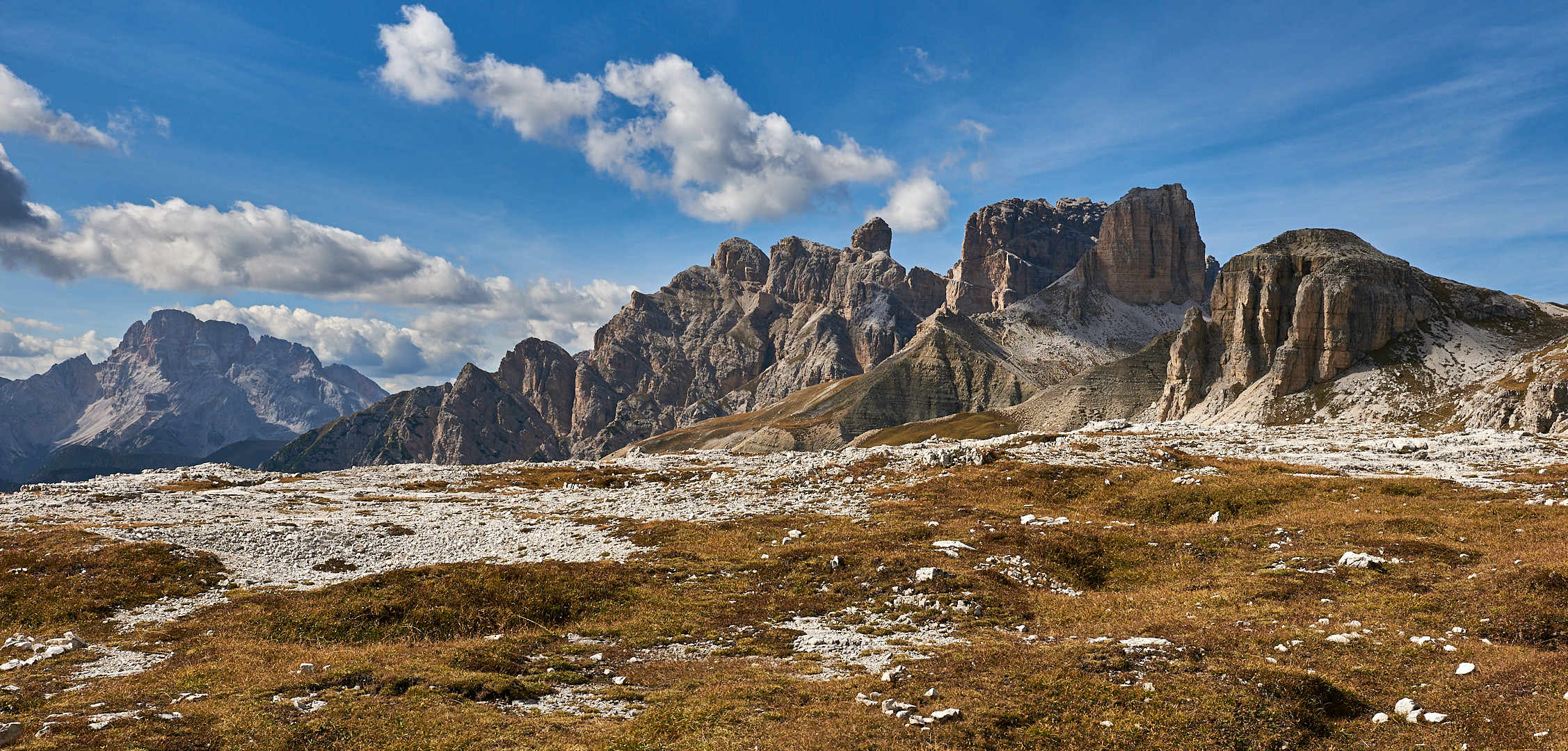 Noch ein Gipfelschauen, diesmal in den Sextener Dolomiten, beim Anstieg vom Rienztal zu den..