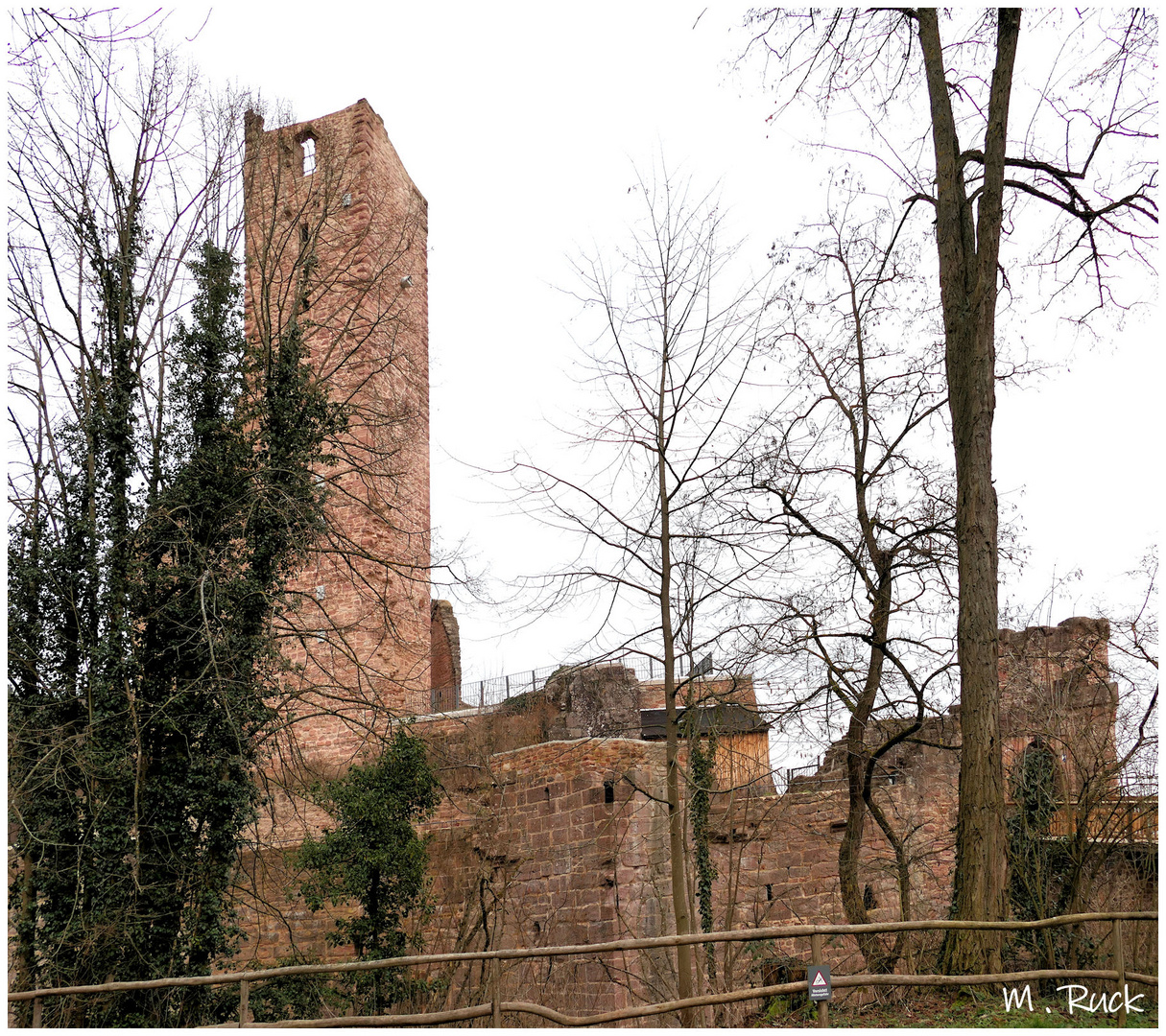 Noch ein letzter Blick auf den Burgfried der Henneburg 