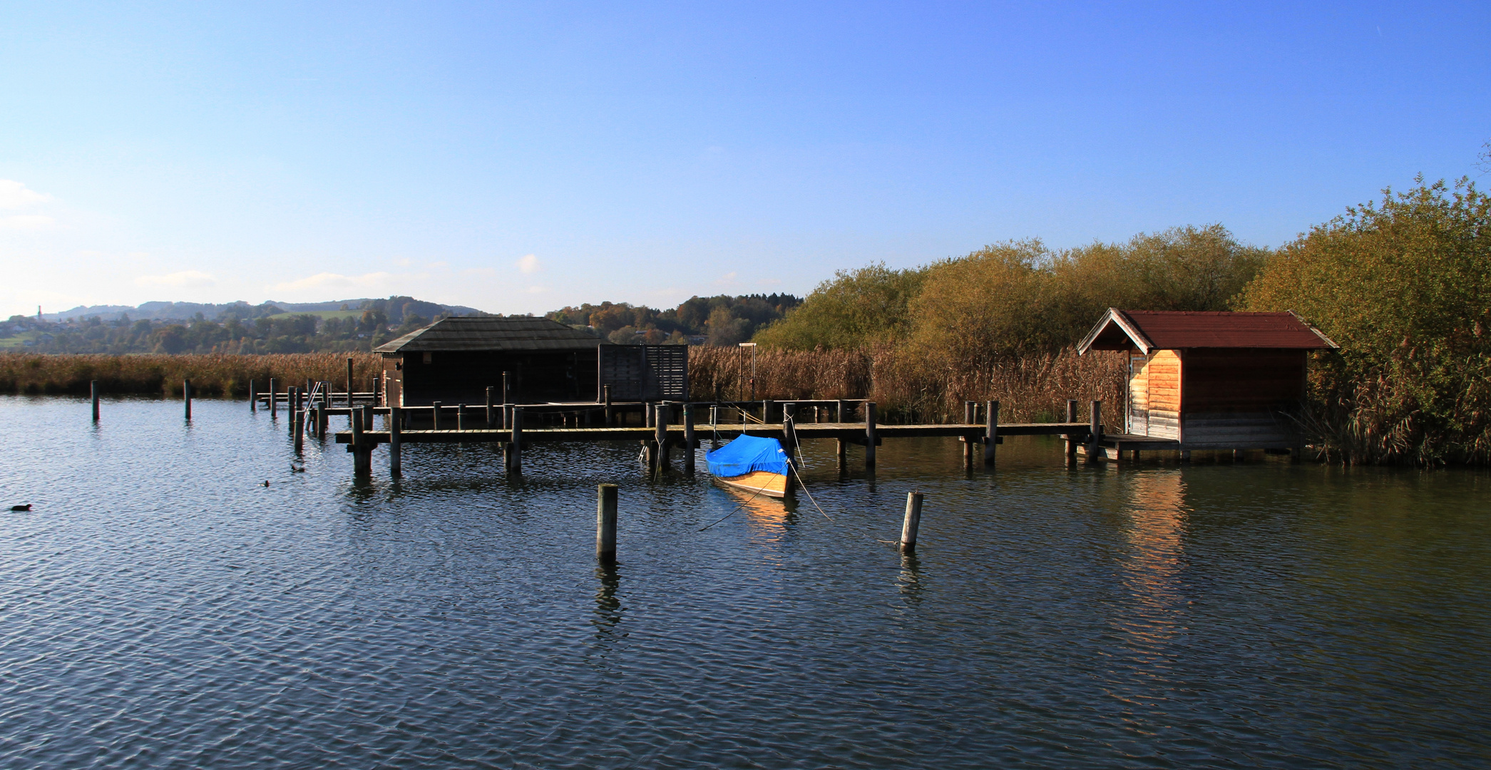 Noch ein letztes Boot am Steg...