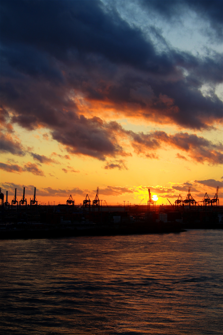 Noch ein Sonnenuntergang im Haburger Hafen