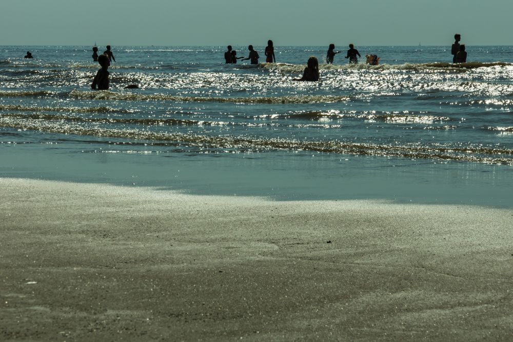 Noch einmal ins Wasser - Spätnachmittag in Bloemendaal aan Zee/Niederlande