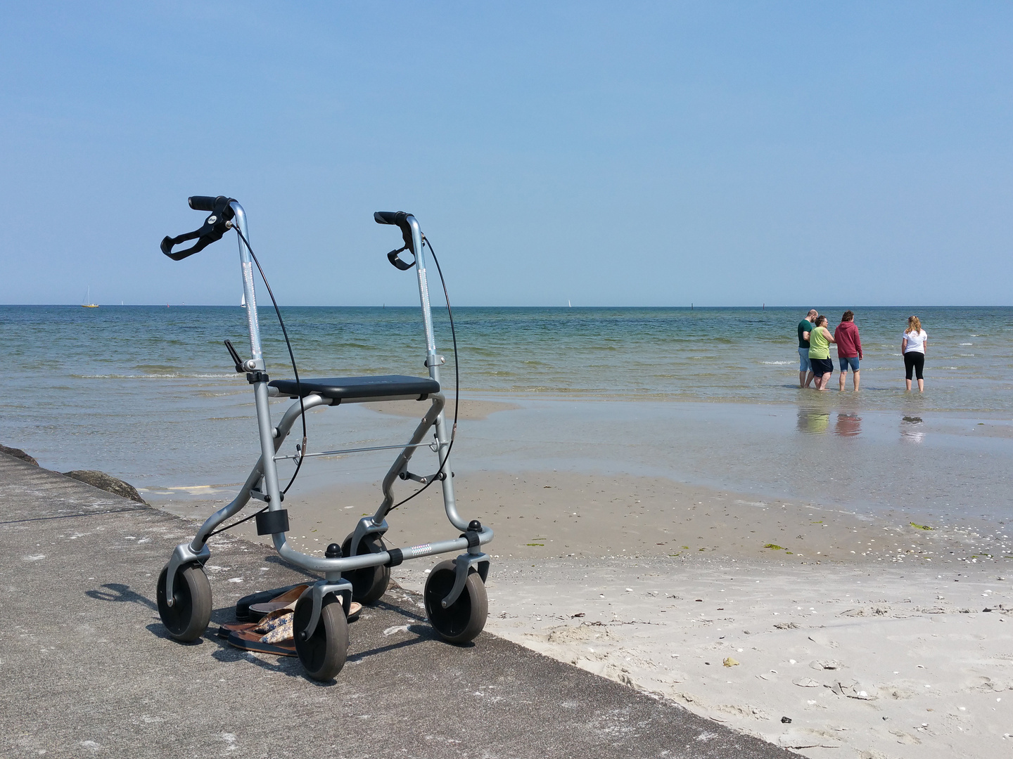 Noch einmal mit den Füßen das Ostseewasser spüren