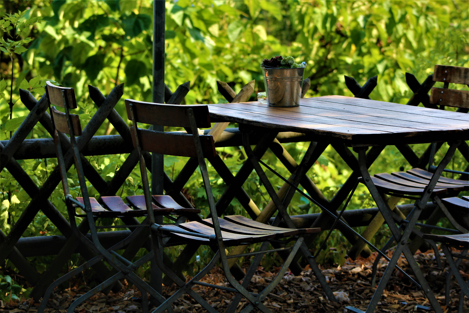 noch frei , der Tisch im Biergarten ,