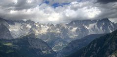 Noch immer hüllen sich die Gipfel in Wolken