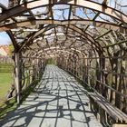 noch ist der Wandelgang im Park unbegrünt