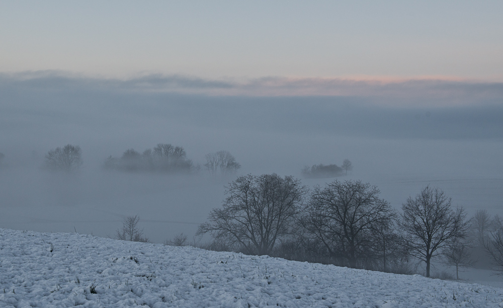 Noch ist die Landschaft eingenebelt und wartet auf den Sonnenaufgang