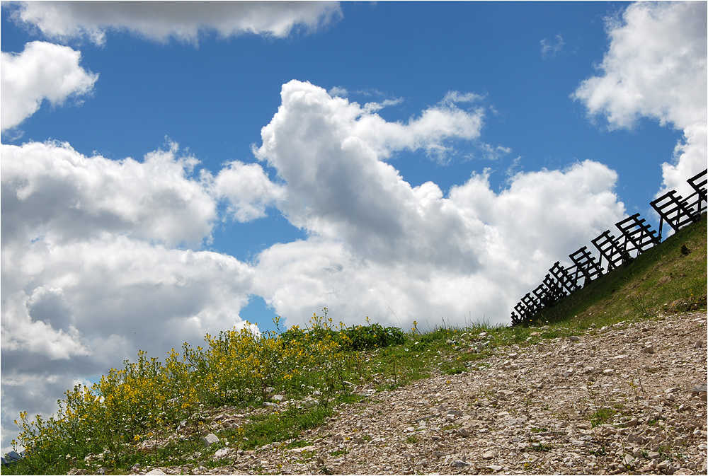 Noch ist es Sommer, aber die Lawinenverbauungen