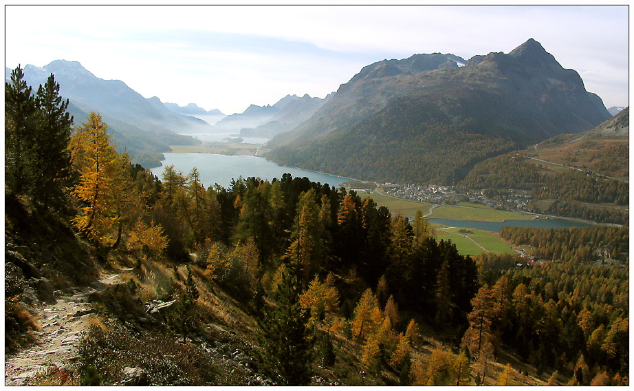 noch ist es über St.Moritz sehr idyllisch....