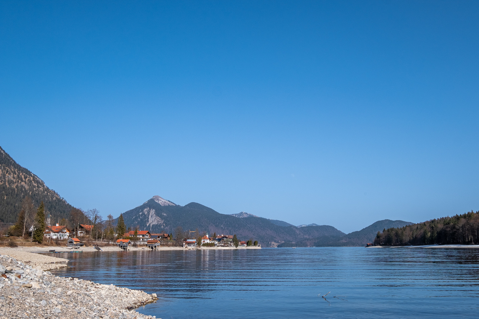 Noch ist Ruhe auf dem Walchensee ...