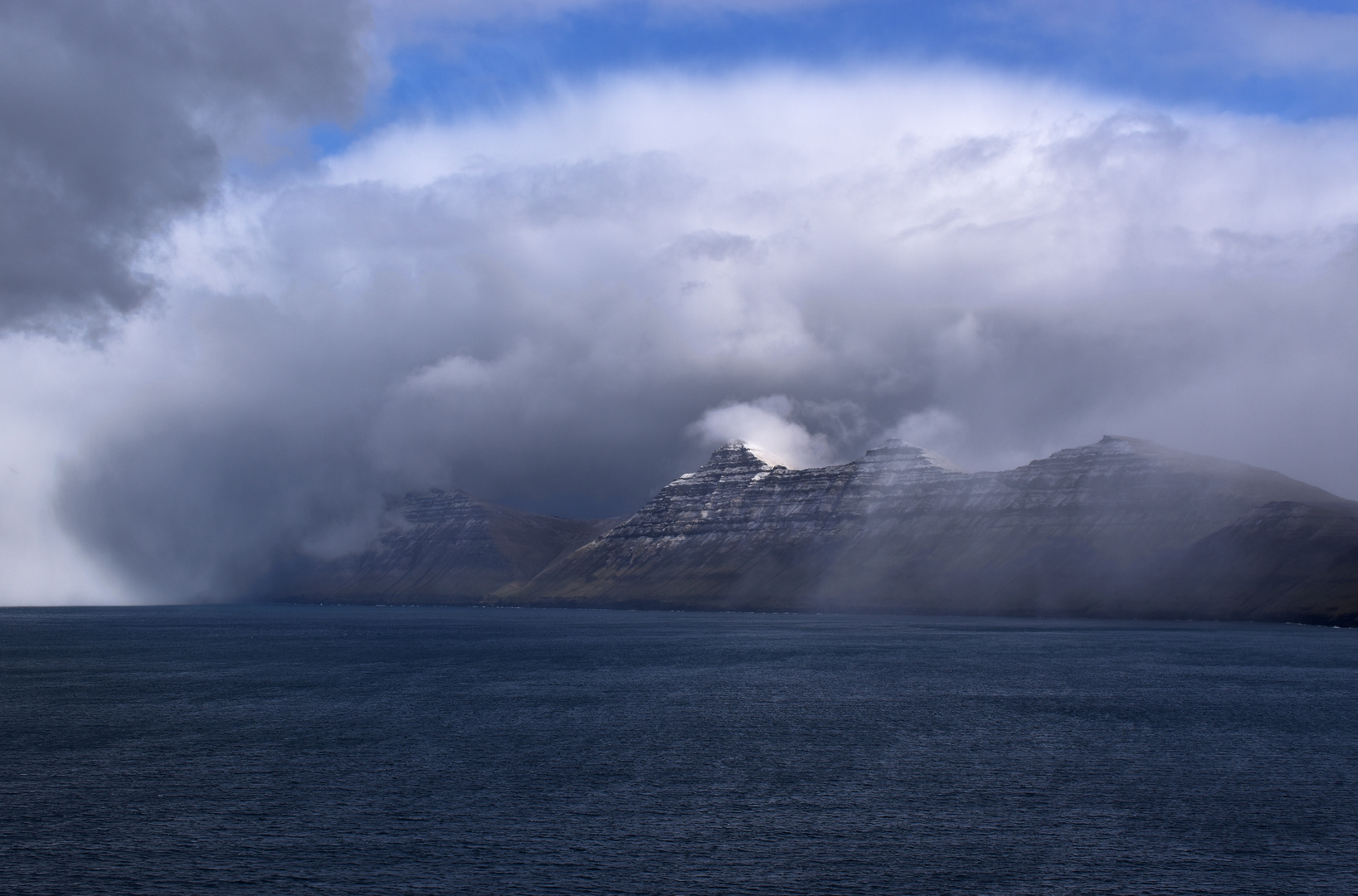 * ... noch leuchtet der Hattardalstindur (644 m) auf Kalsoy (Färöer Inseln) in der Sonne*