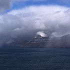 * ... noch leuchtet der Hattardalstindur (644 m) auf Kalsoy (Färöer Inseln) in der Sonne*