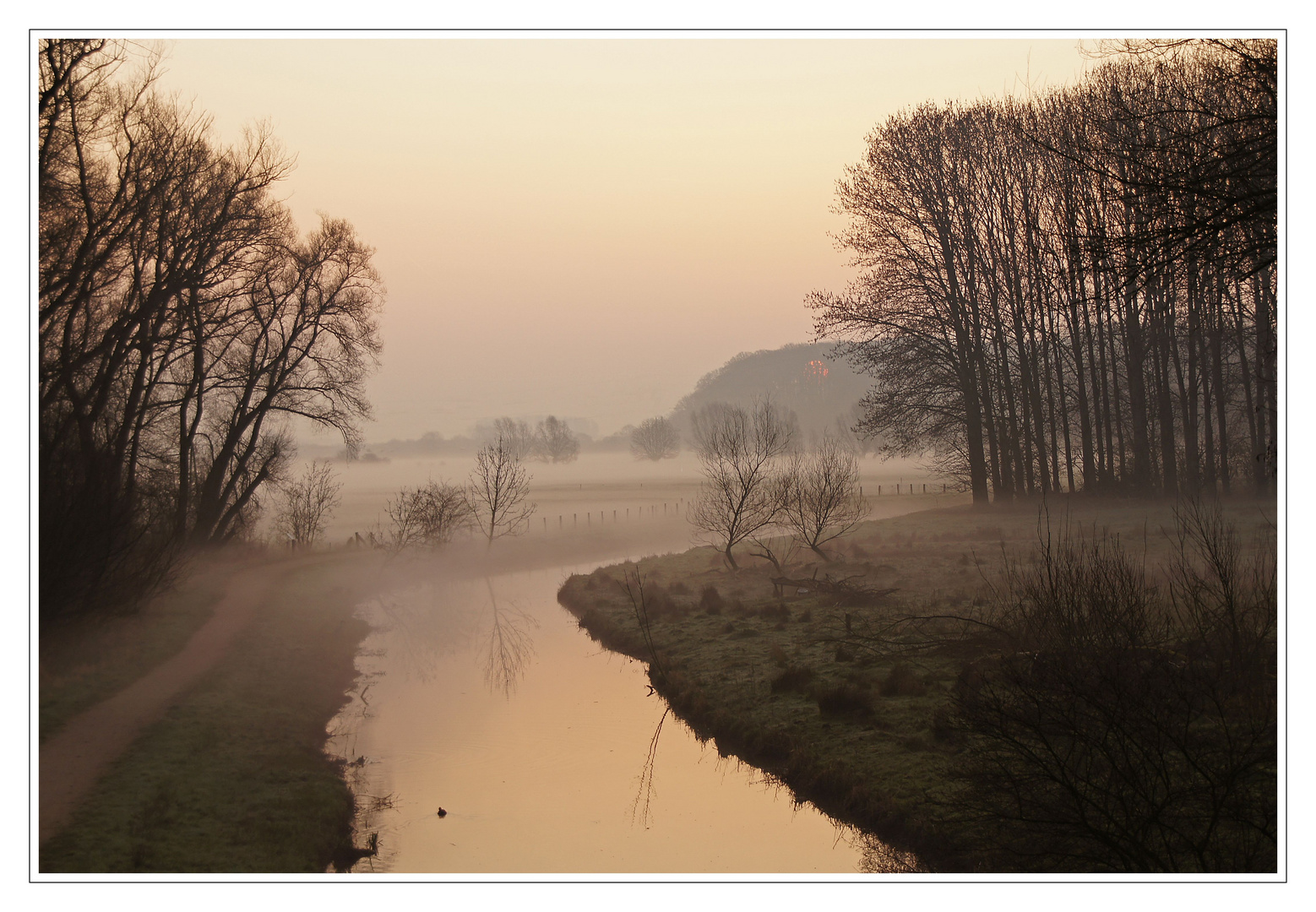 Noch liegt das Tal im Nebel zart ...