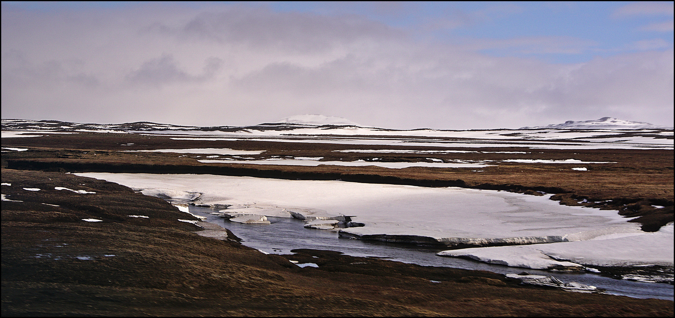 Noch liegt eine Menge Eis. (Iceland) Foto & Bild landschaft, bach