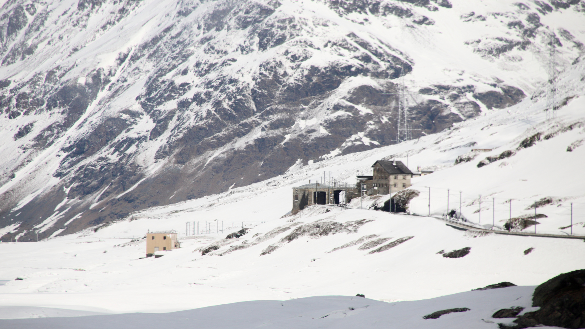 Noch mal ein Blick zurück auf den Bahnhof Ospizia Bernina