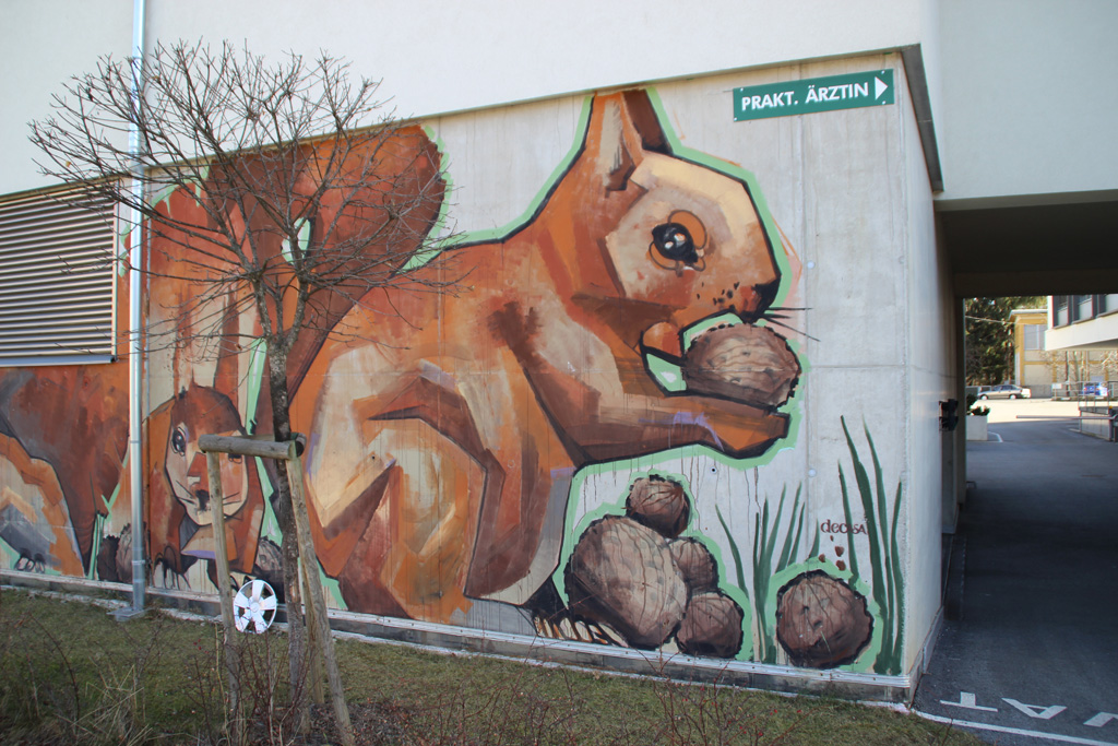  noch mehr Eichhörnchen zieren diese Mauer in der Stadt