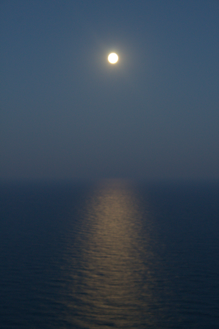 Noch mehr Vollmond über dem Meer