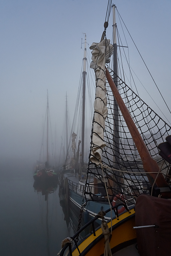 Noch Nebel im Hafen von Harlingen