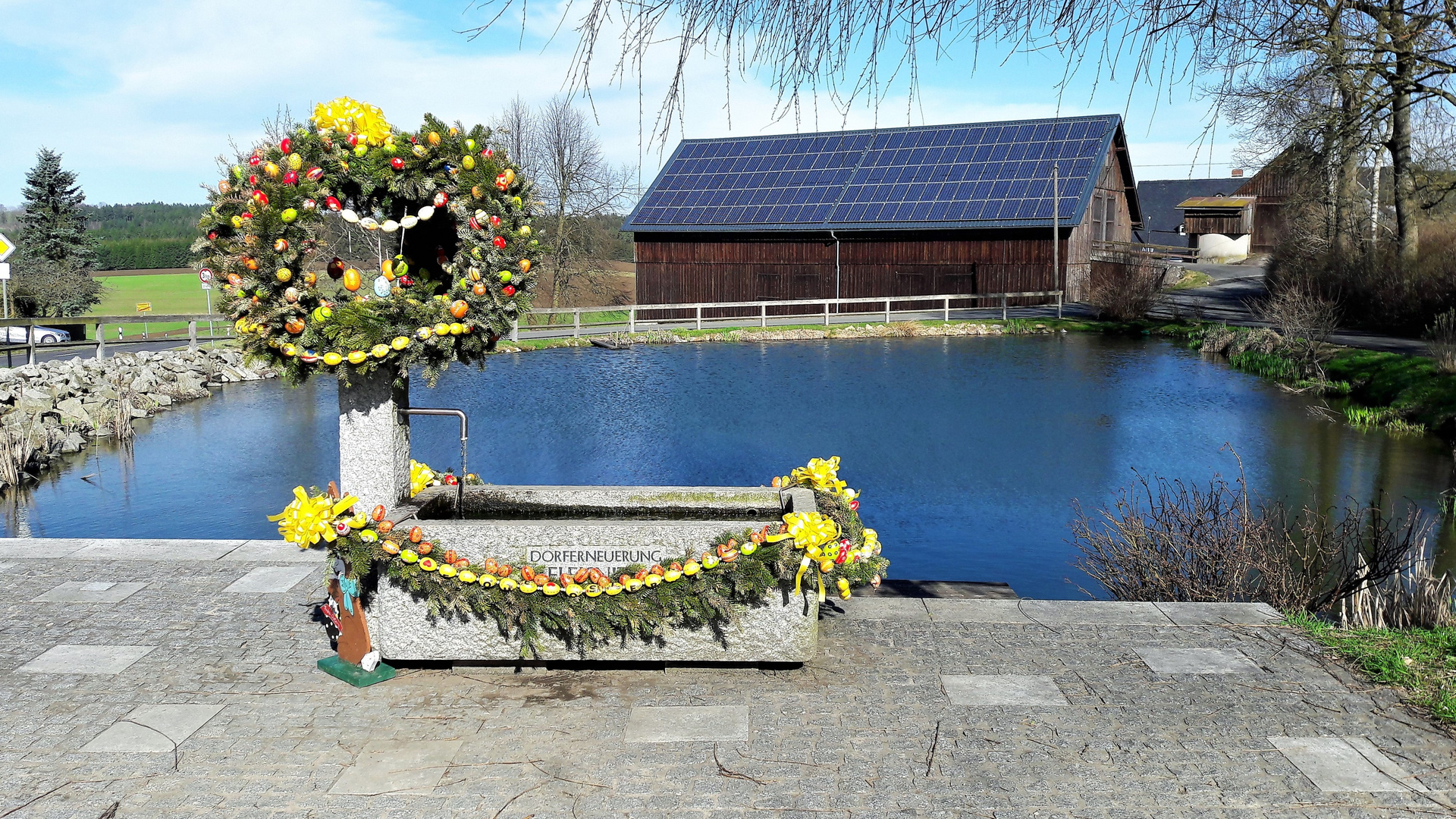 Noch österlich ist es  am Dorfteich Fleisnitz