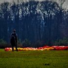 Noch reicht der Wind nicht aus ... .um den Gleitschirm in die Lüfte zu heben....