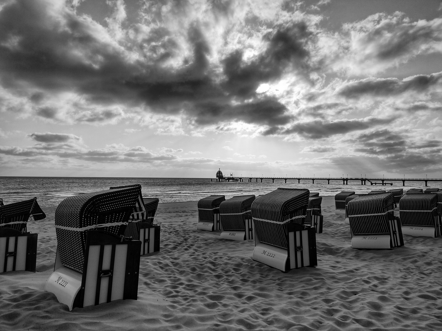 noch sind die Strandkörbe leer