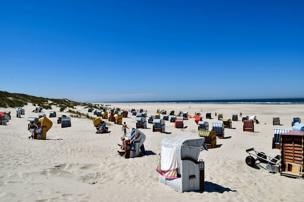 noch sind die Strandkörbe nicht besetzt