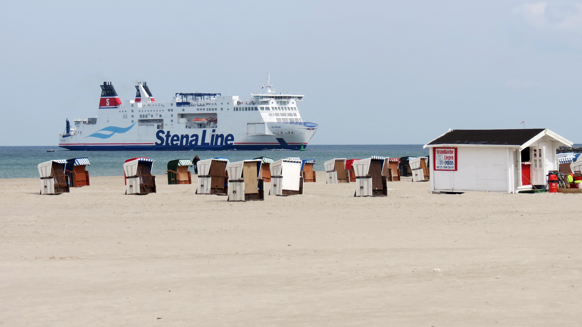 Noch sind freie Strandkörbe in Warnemünde zu haben!