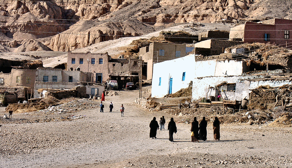 ... noch stehen ein paar Häuser am Rande der thebanischen Berge in Qurna...