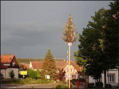 Noch steht der Maibaum...