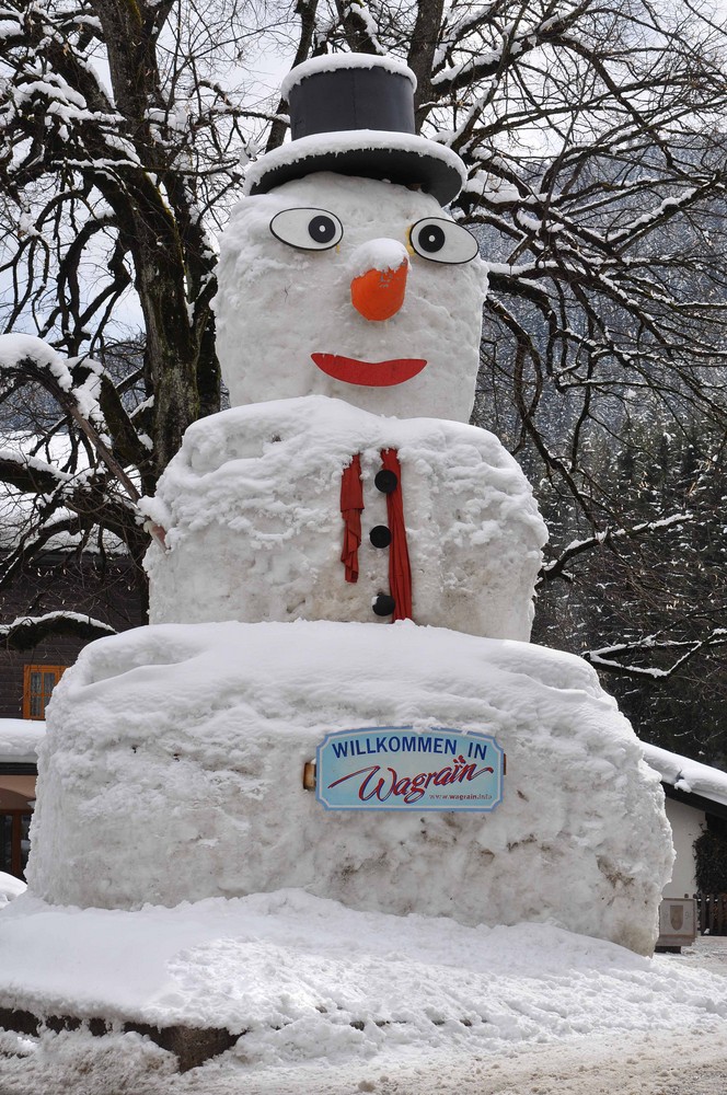 Noch steht er: Der größte Schneemann im Pongau vielleicht sogar in Österreich