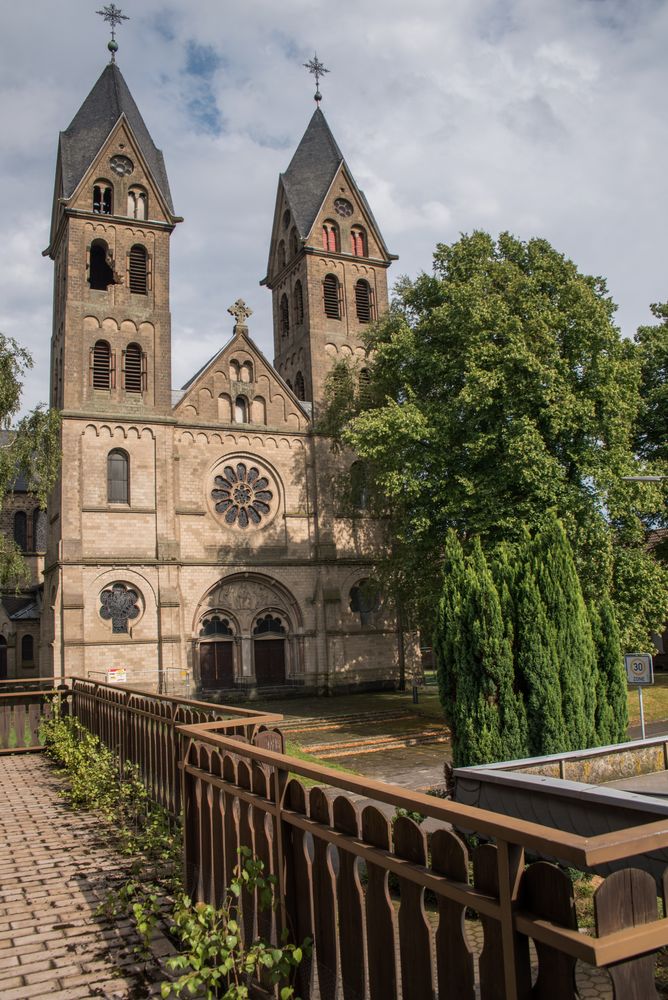 noch steht sie die Kirche in Immerath