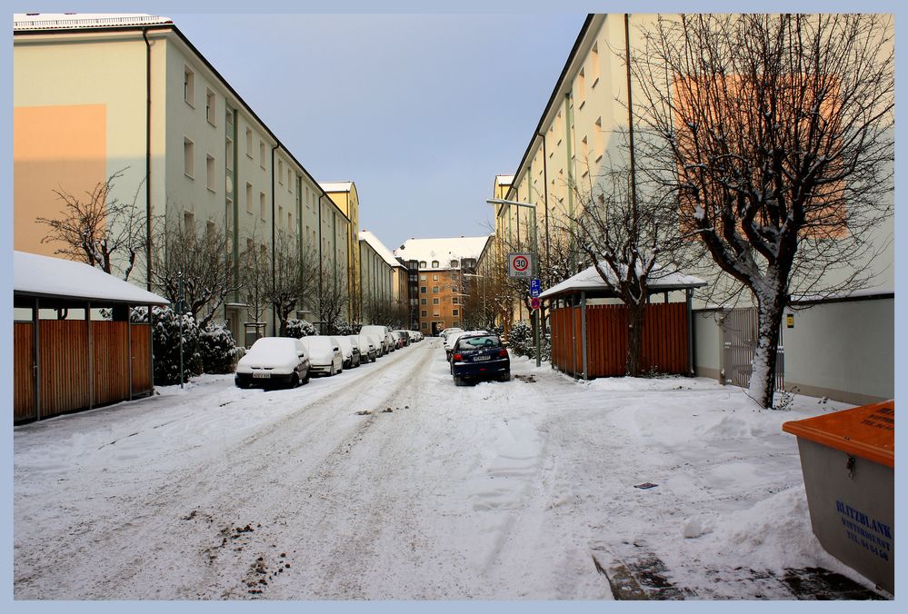 noch verschneite Seitenstraße