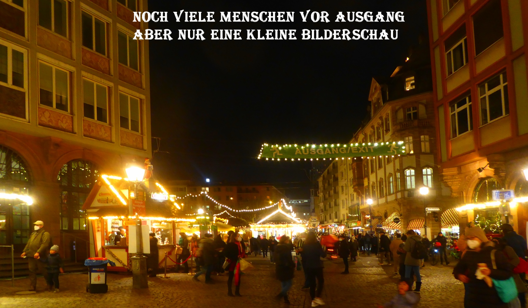 Noch viele Menschen vor Ausgang des Frankfurter Weihnachtsmarktes 2021