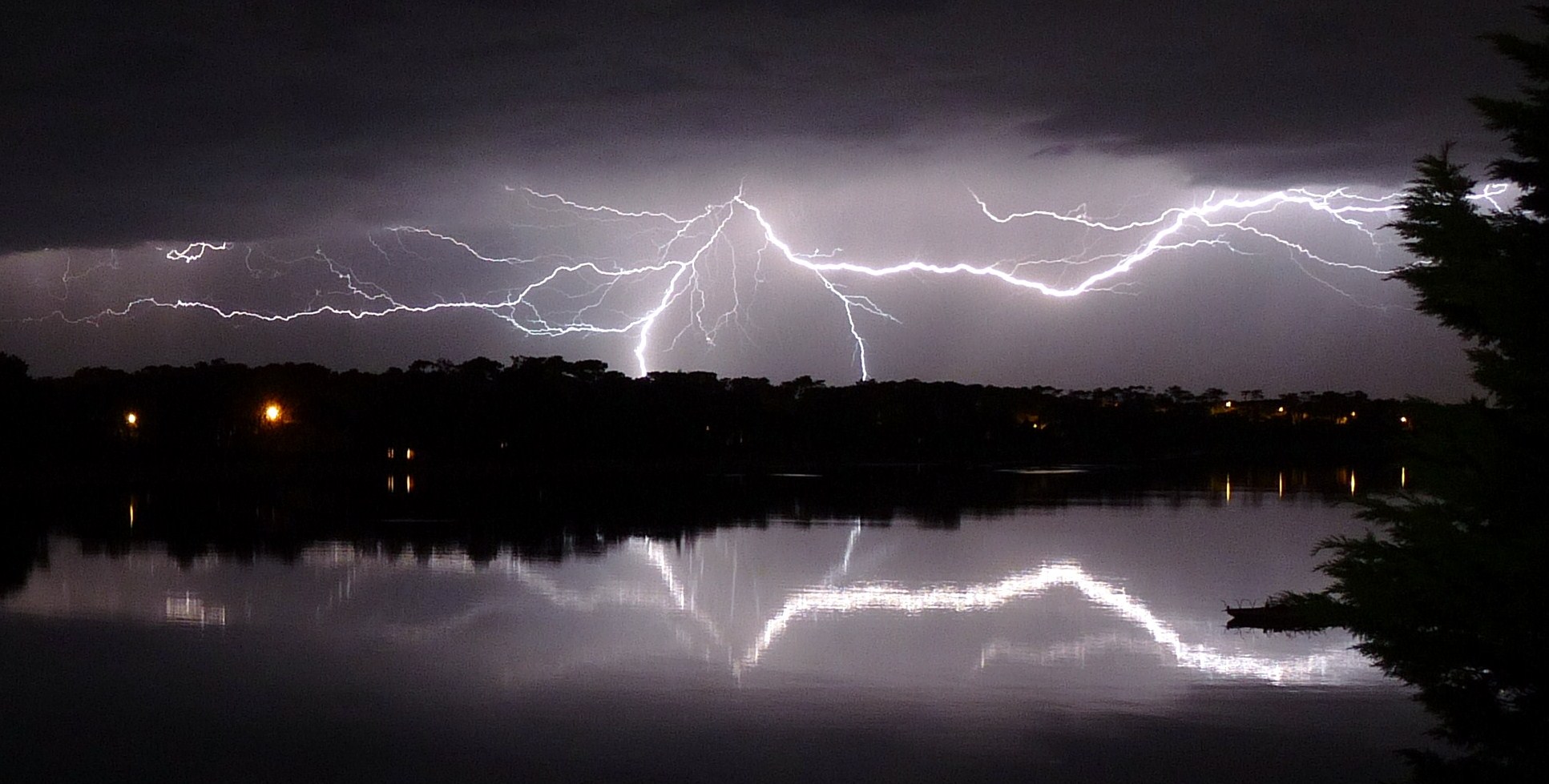 Noche de tormenta sobre el lago
