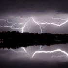 Noche de tormenta sobre el lago