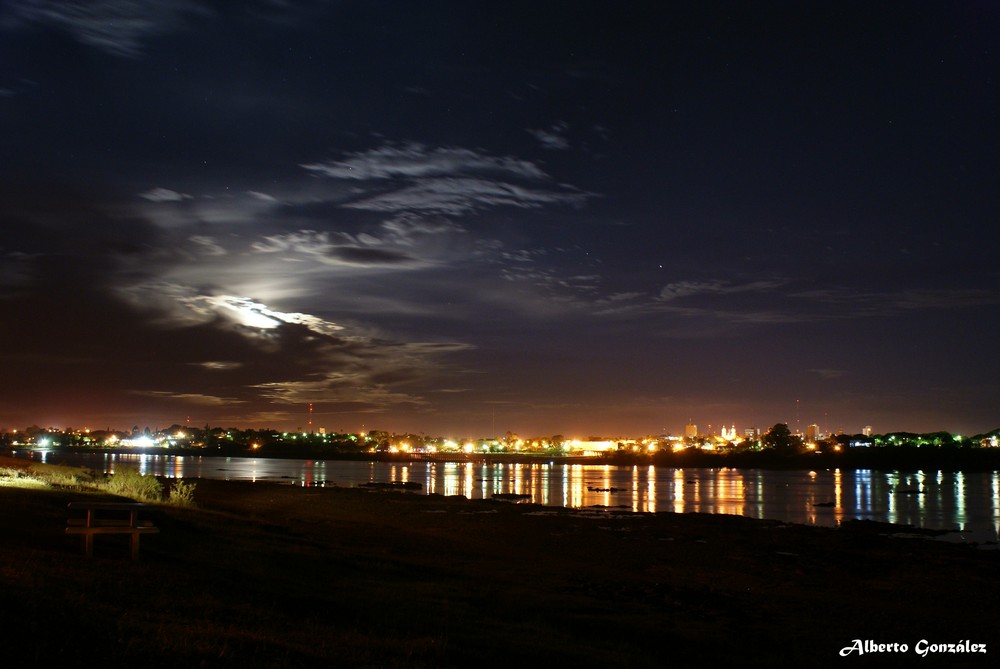 Noche sobre el río