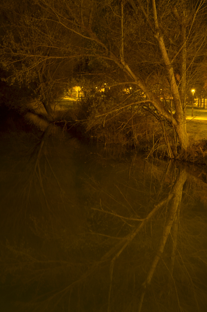 noche sobre el rio