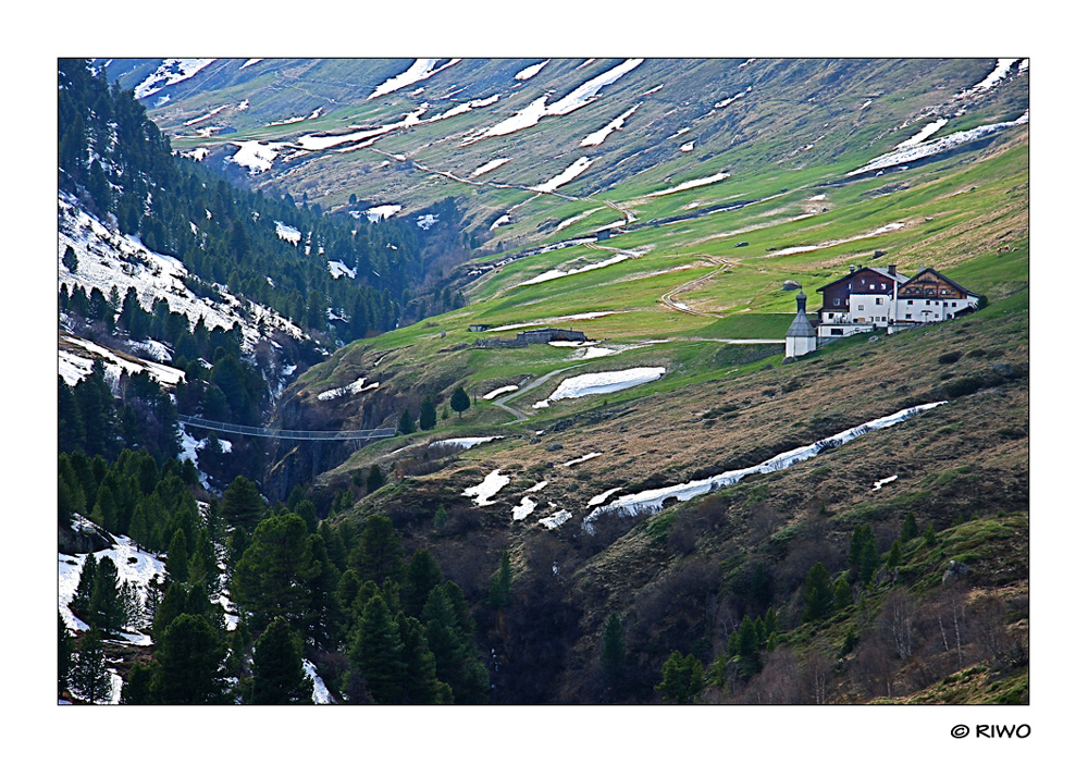 nochmal der Rofenhof mit der Hängebrücke über die Schlucht......