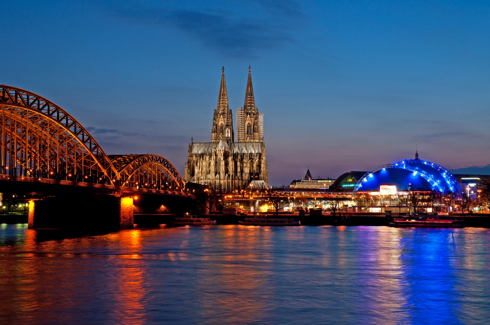 ...nochmal Kölner Dom von der anderen Seite der Brücke ;)