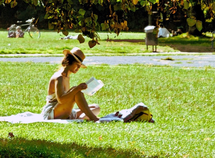 Nochmal Sommer- Ein gutes Buch lesen und den Tag genießen-Cooler Hut übrigens !